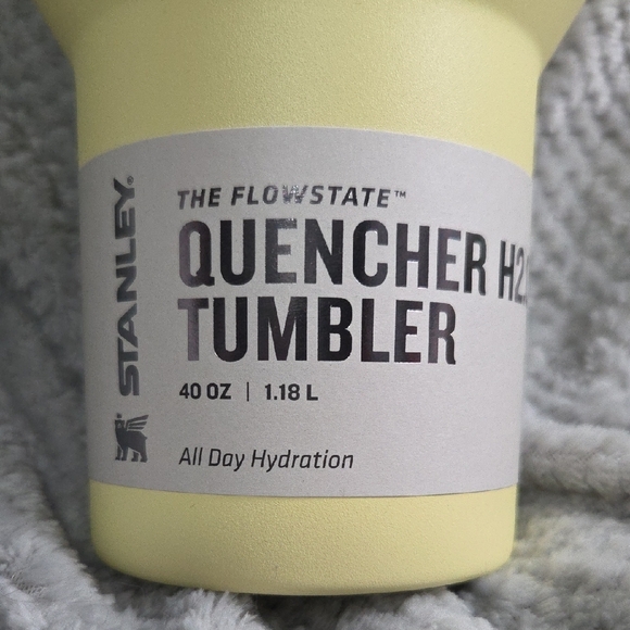 Stanley Lemon Quencher Tumbler with Handle - Picture 3 of 5